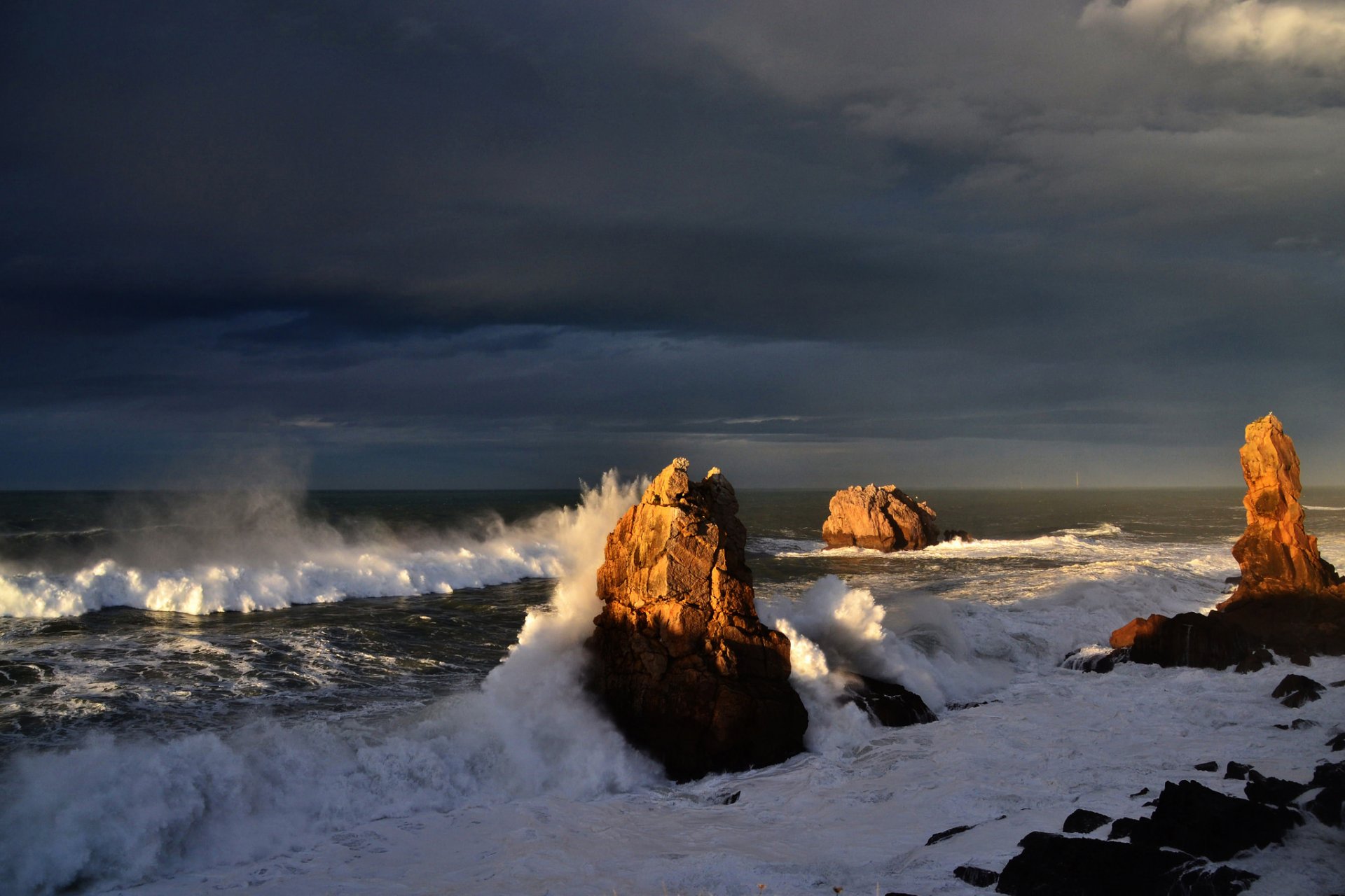 cielo nubes mar rocas tormenta olas salpicaduras