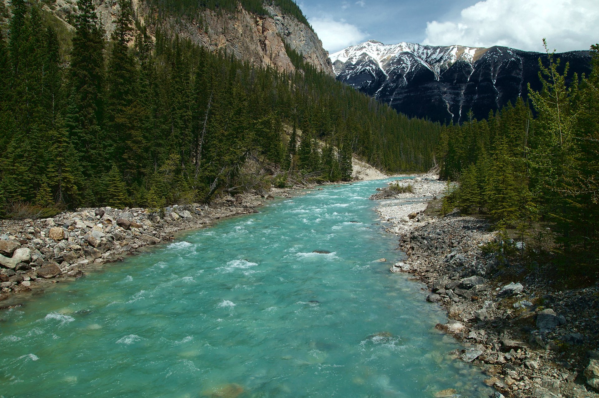 icefields parkway kanada niebo góry drzewa chmury las rzeka