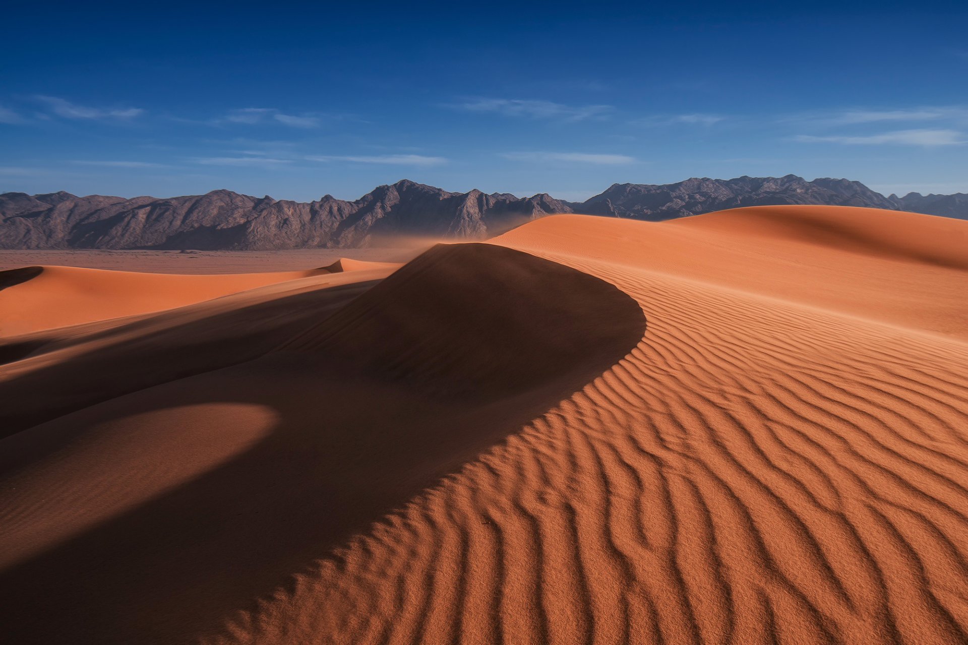 desierto montañas dunas dunas arena viento cielo nubes