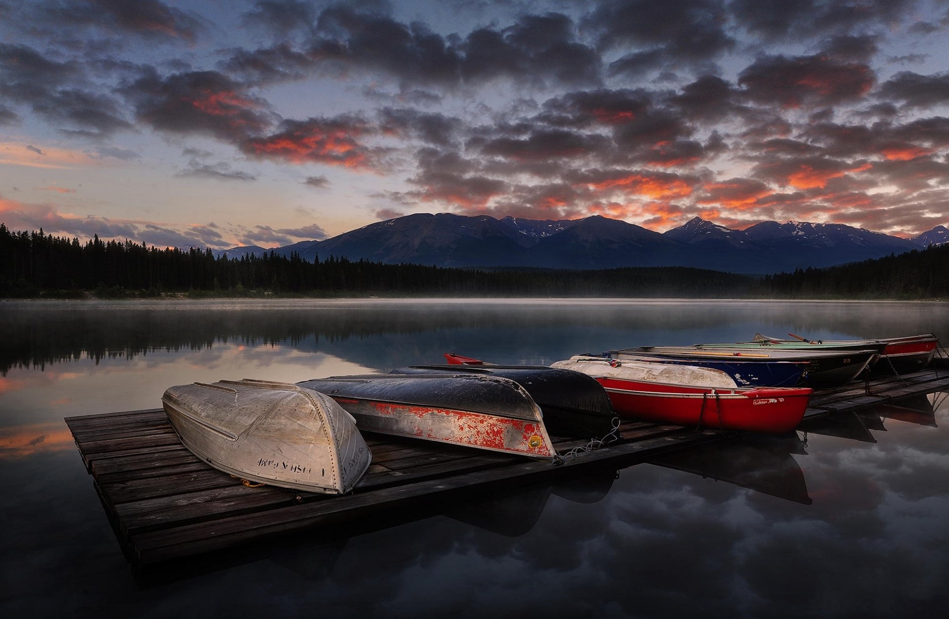 coucher de soleil montagnes nature paysage lac bateaux