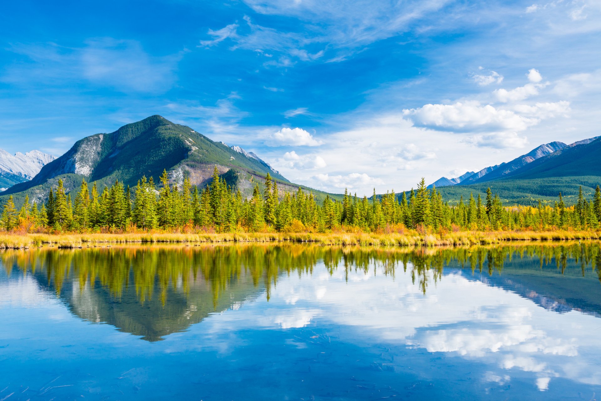 jezioro minnewanka park narodowy banff alberta kanada góry jezioro drzewa niebo jesień