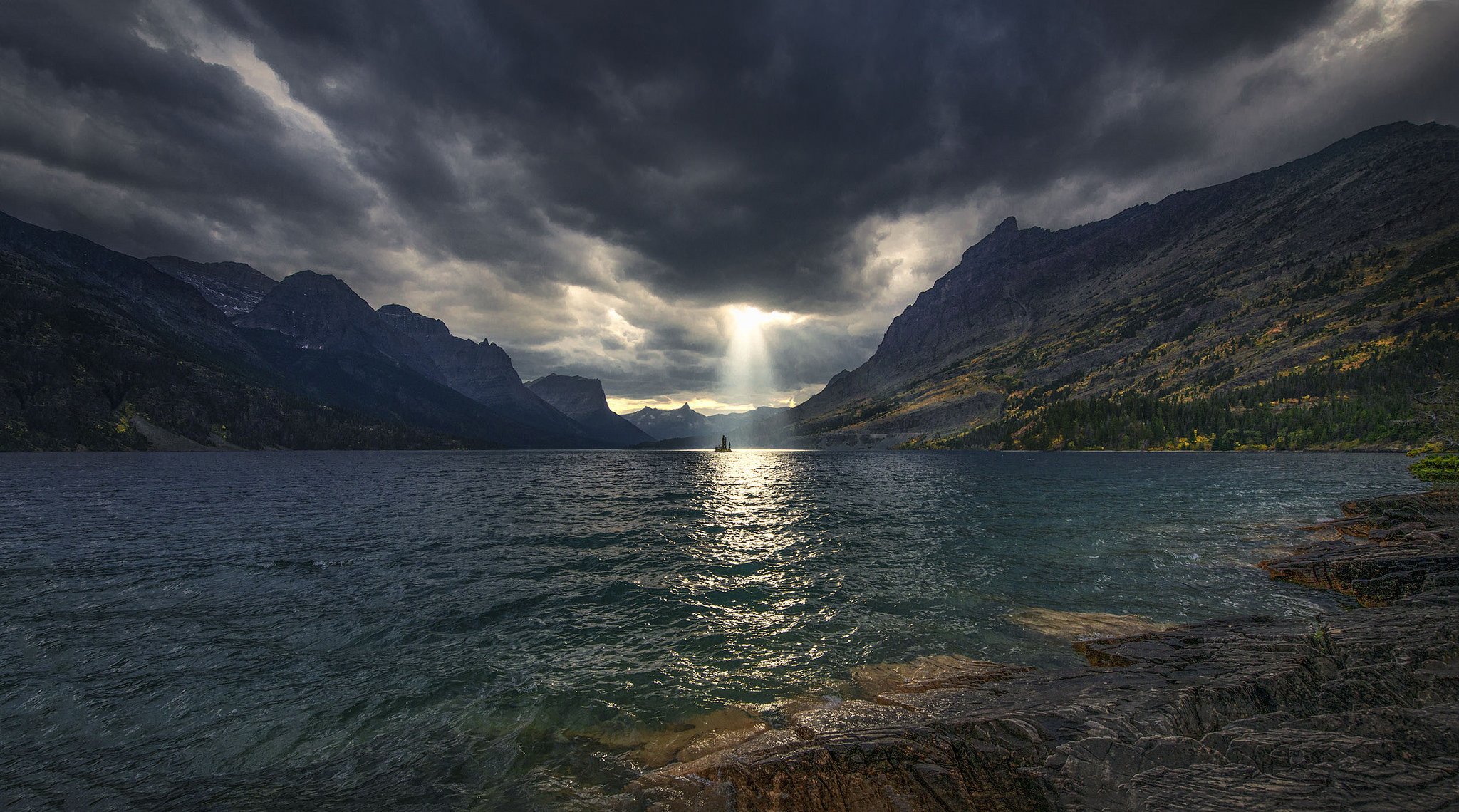 cielo nubes luz rayos montañas lago isla