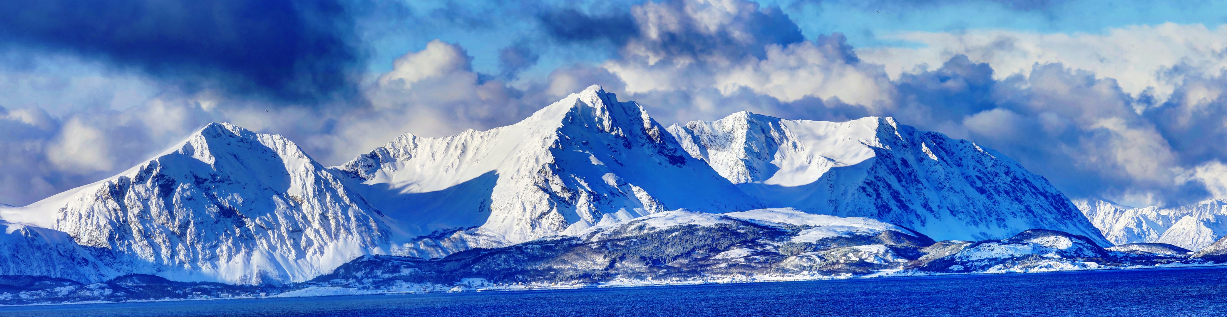 norwegia niebo chmury góry śnieg zima zatoka panorama