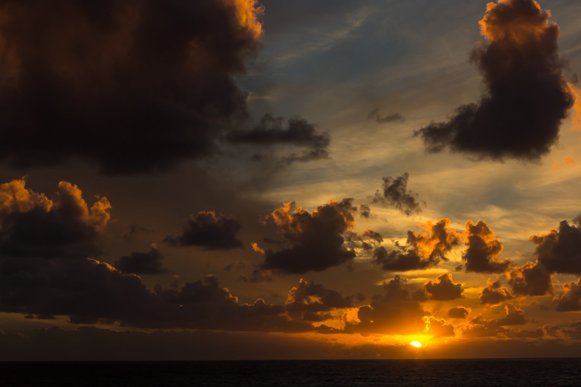 mer horizon nuages soleil coucher de soleil