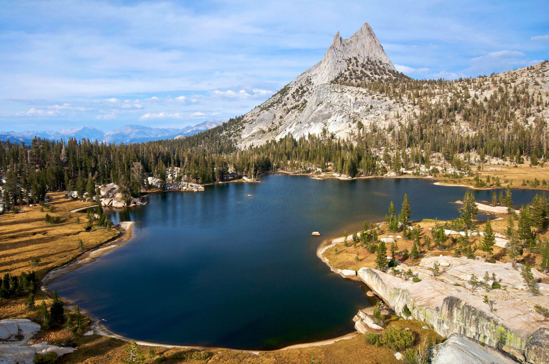 park narodowy yosemite sierra nevada usa niebo chmury góry jezioro szczyt szczyt skały drzewa krajobraz