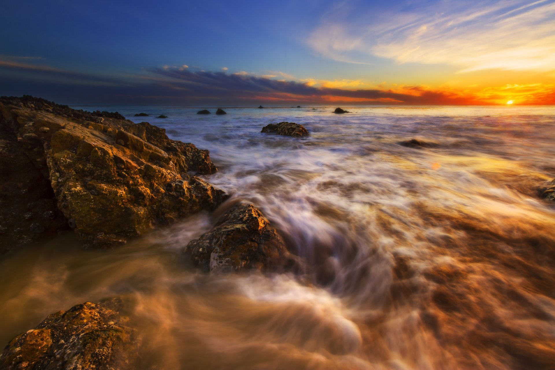 mare spiaggia pietre sole alba