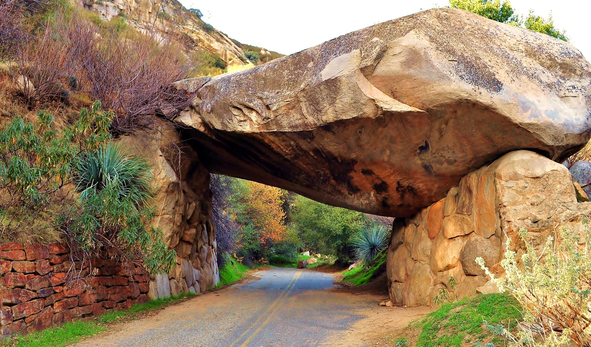 sequoia-nationalpark usa steine felsen straße tunnel