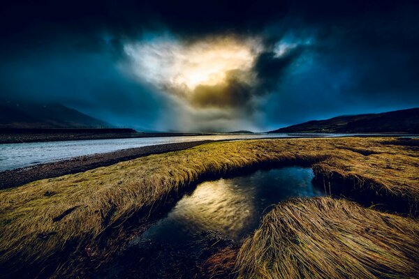 Fiume notturno e nuvole spesse