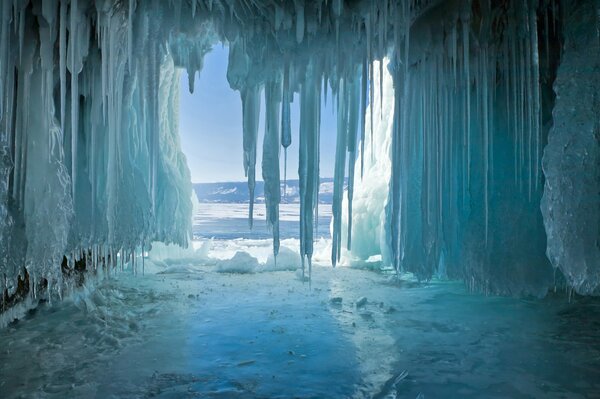 Eiszapfen in einer Grotte am Baikalsee