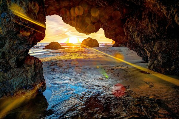 Éblouissement du soleil dans les rochers de la mer
