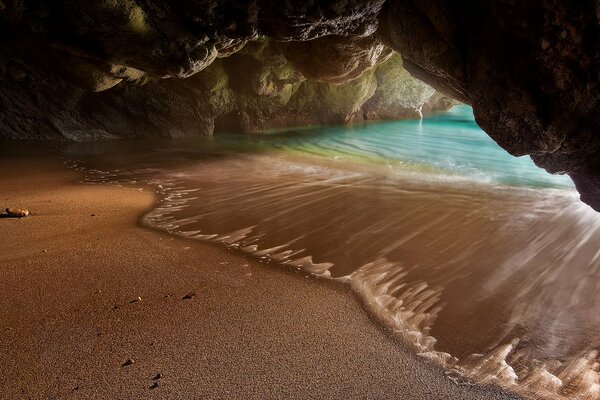 Spiaggia di mare nella grotta della roccia