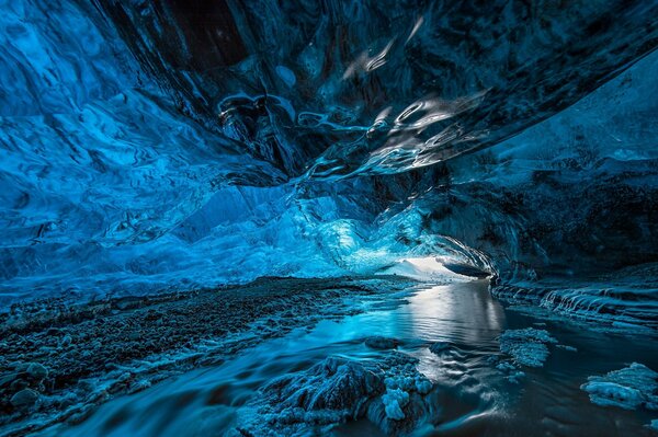 Eishöhle in der Natur