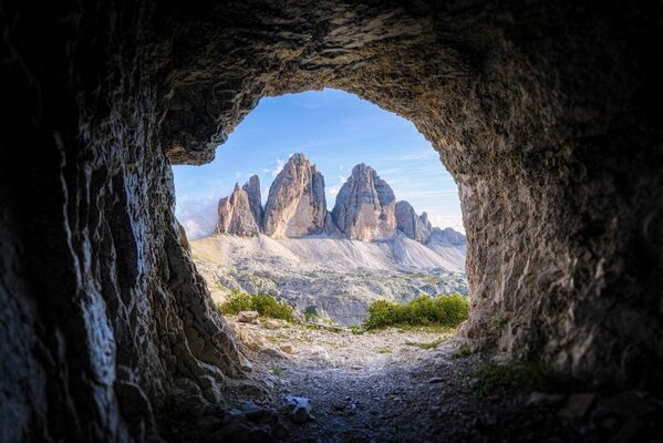 Paysage de montagne vue de la grotte