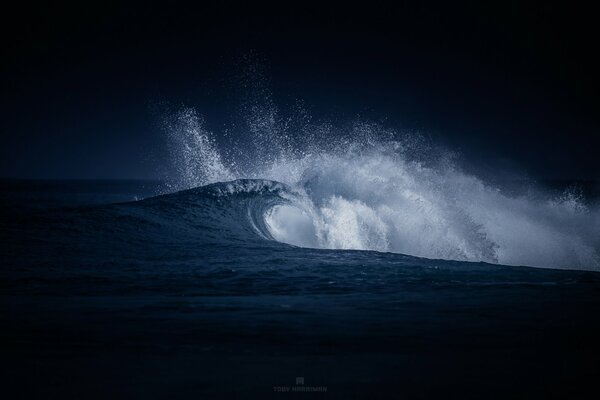 Vagues couvrant avec la tête