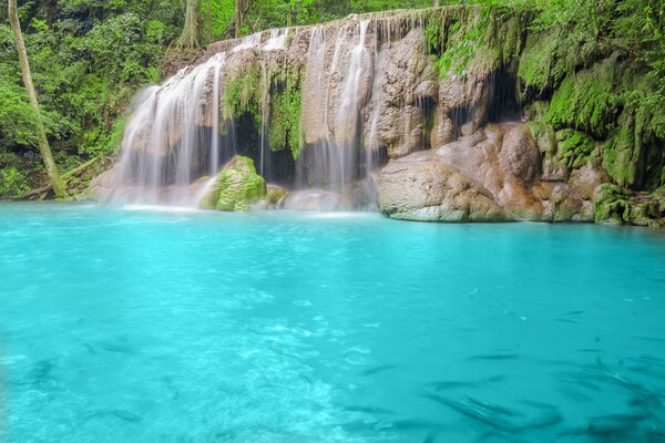 Schöner Wasserfall und blaues Wasser, Naturfoto