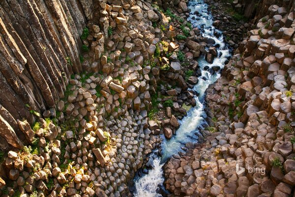Der Fluss fließt durch die Felsen in die Schlucht