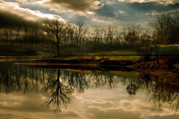 El cielo en las nubes sobre el lago del bosque