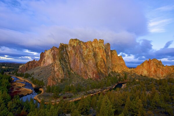 Ein Fluss in Oregon am Felsen