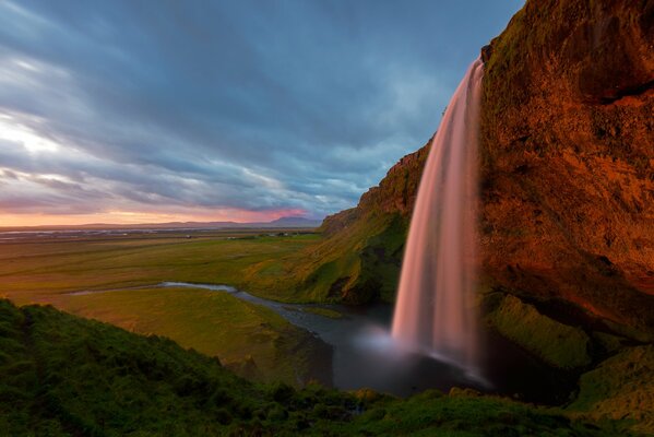 Wasserfall unter grauem tiefem Himmel