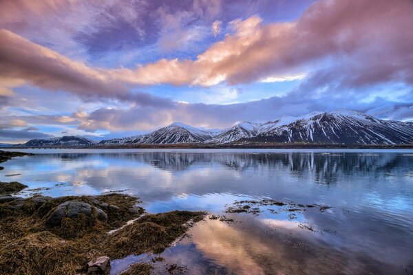 Nuvole di lusso sopra la superficie del lago in inverno