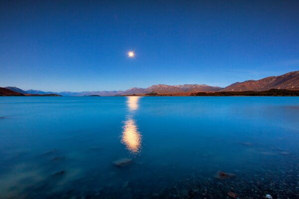 Cielo infinito sobre el lago