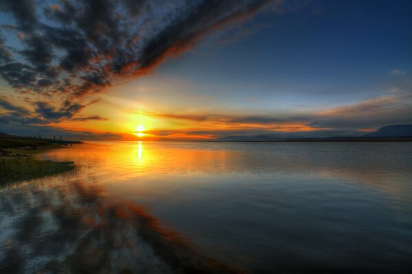 Sonnenuntergang im Wasser am Horizont