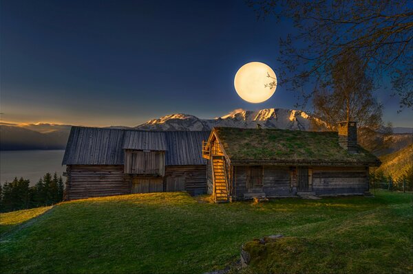 Vollmond in den Bergen in der Nacht