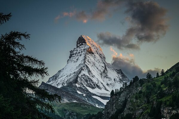 Der Gipfel des Berges ruht in den Himmel