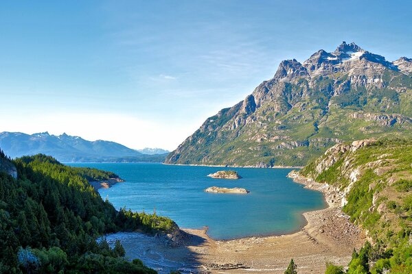 Montagnes et falaises au bord de la mer