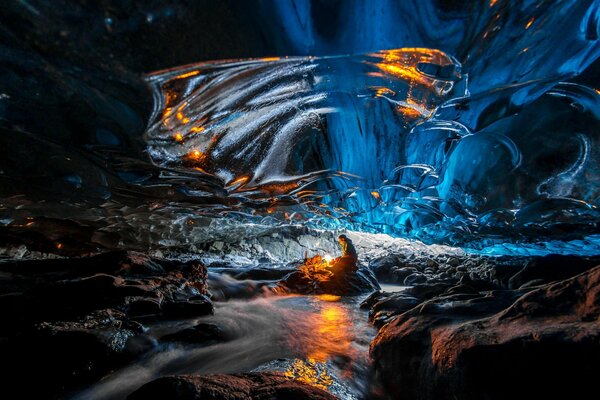 Uomo vicino al fuoco in una grotta di ghiaccio