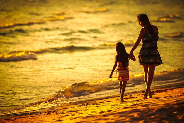 Maman et sa fille au bord de la mer