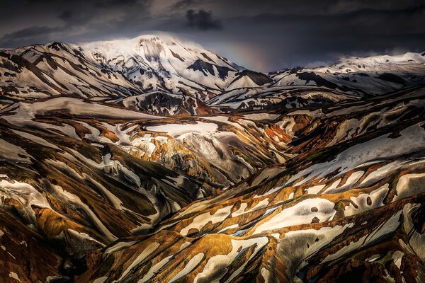 Colinas y montañas nevadas islandesas