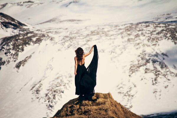 Fille en robe sur la montagne