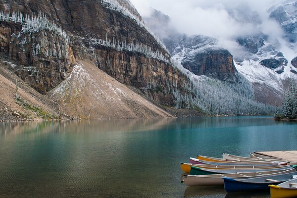 Hermosas montañas y naturaleza con lago azul