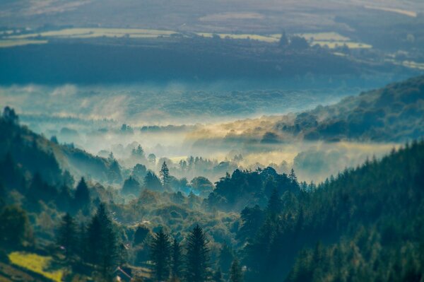 Góry i wzgórza w mglistej niebieskiej mgle