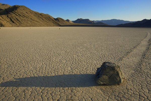 Pietra nel deserto tra le montagne