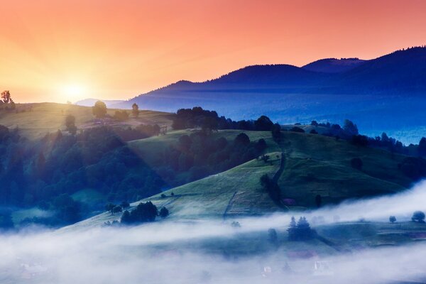 Nebel im Morgengrauen über dem Hügel