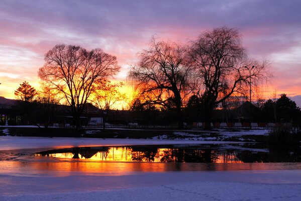 Reflejo de la puesta de sol en un lago helado
