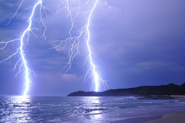 Ein Gewitter, das ins Meer und in die Berge schlägt