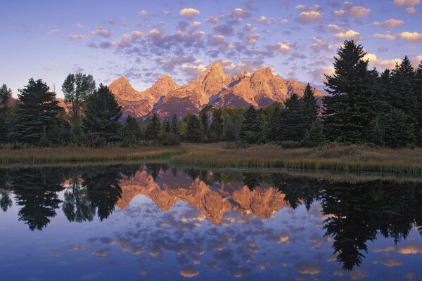 Reflejo de las montañas en un lago limpio