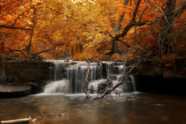 Ein kleiner Wasserfall. Herbstliche Natur