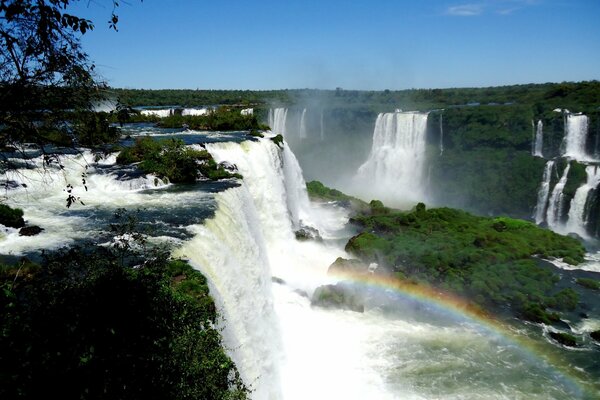 Beauté de la nature. Cascades arc-en-ciel