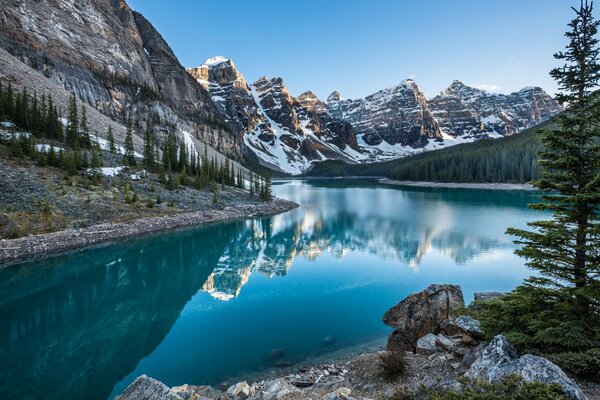 Belleza natural. Río, montañas cubiertas de nieve, bosque raro