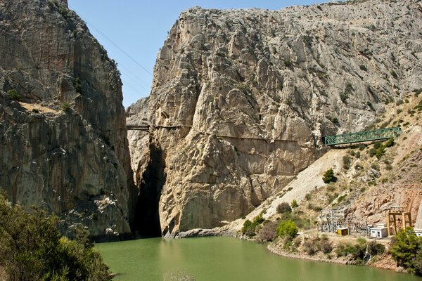 Ein Fluss inmitten der majestätischen Klippen in Spanien