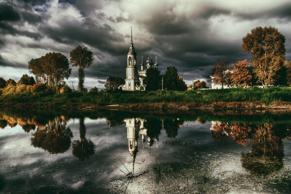 Fotografía de otoño del templo en Vologda