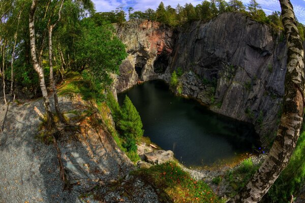 Ein See inmitten von Felsen. Abhang