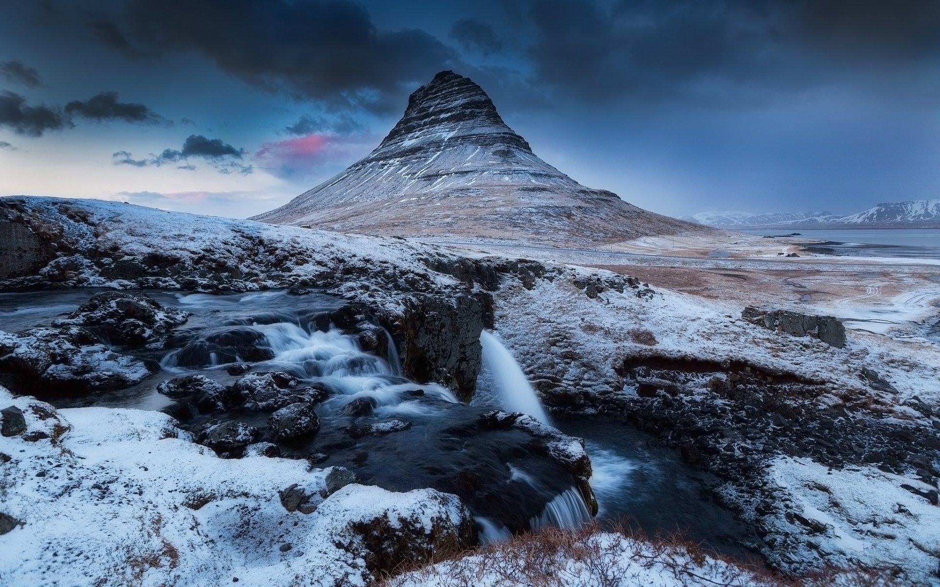 islandia kirkjufell zima śnieg góra wulkan skały wodospad niebo chmury wieczór