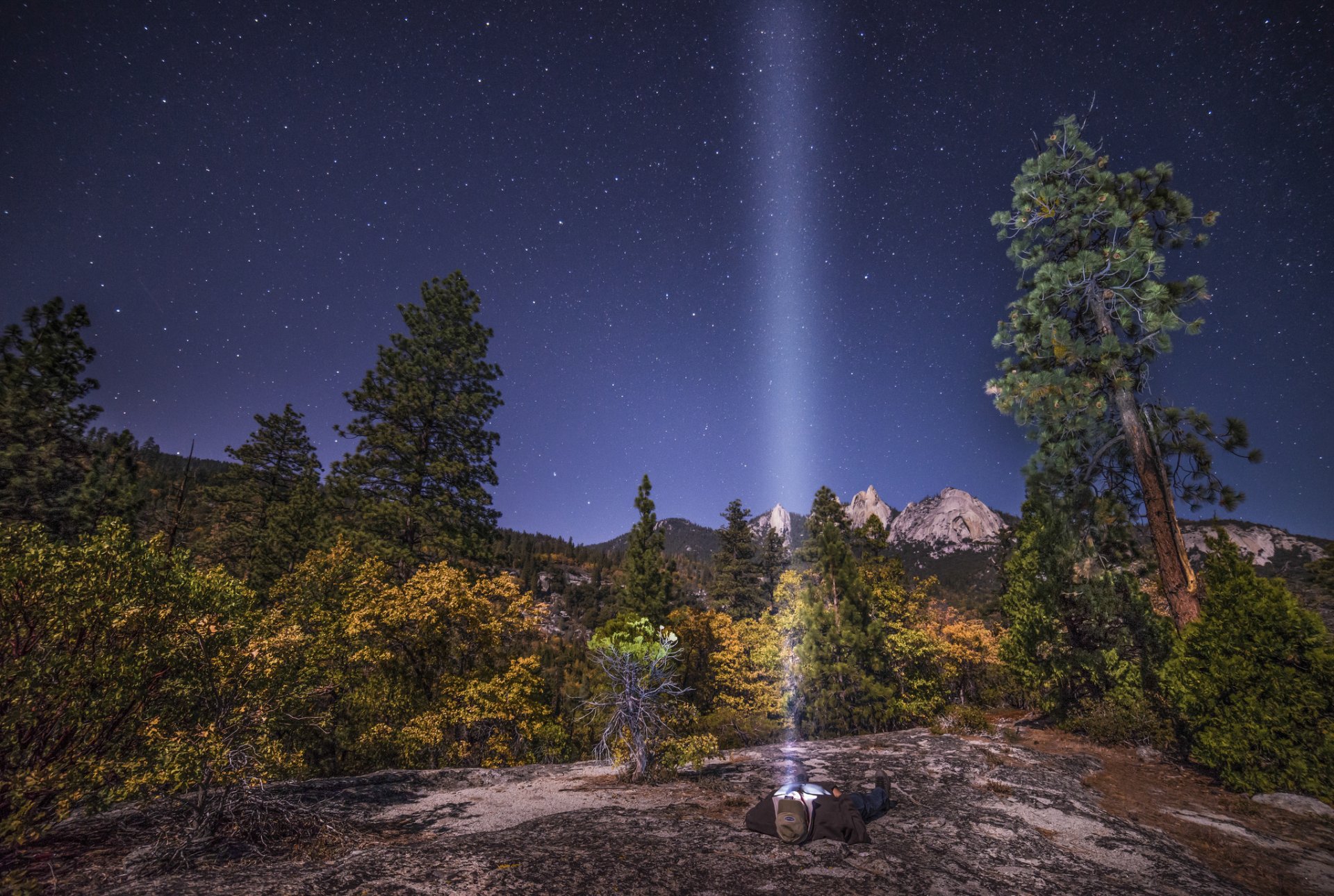 natura parco nazionale rocce cielo stelle uomo si trova brilla una torcia elettrica