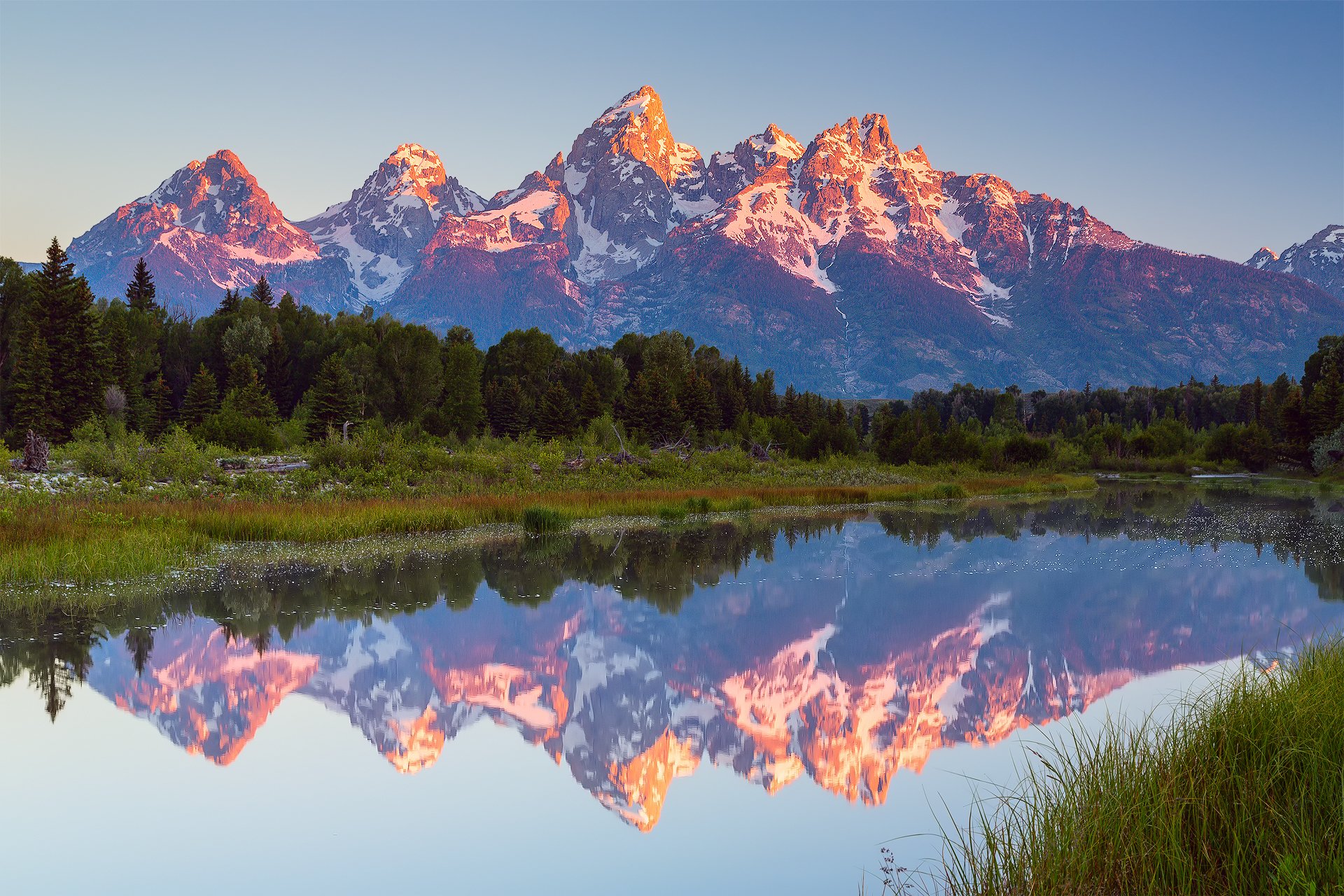 états-unis wyoming parc national de grand teton schwabachers plantation montagnes forêt eau nuages ciel réflexion tôt le matin été juillet