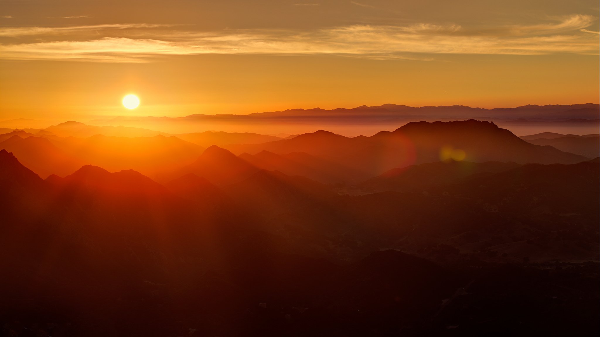 montagnes aube soleil rayons lumière du soleil